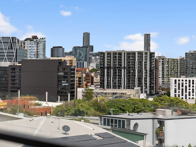 Spacious Apartment, City Views, Pool, Gym & Low Fees!