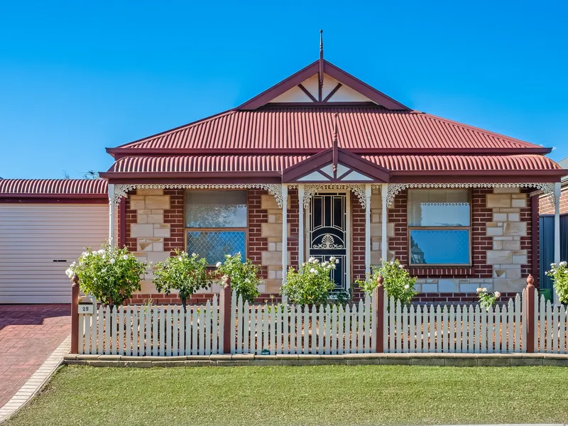 CONVENIENCE IS KEY IN THIS VERSATILE & MUCH-LOVED 5-BEDROOM FAMILY HOME