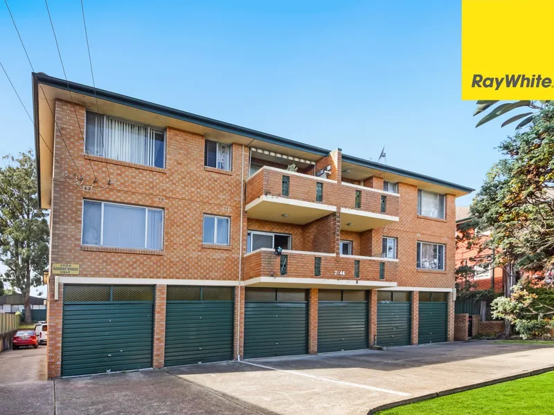 Spacious 105m2 Apartment with 22m2 Garage - Walking Distance to Train Station & 3 Schools