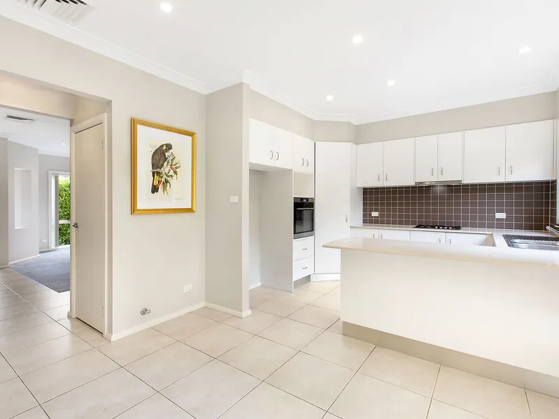 SPACIOUS 3 BEDROOM TOWNHOUSE WITH LEAFY GARDEN 