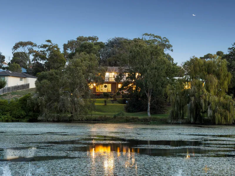 Grand living with absolute lake frontage