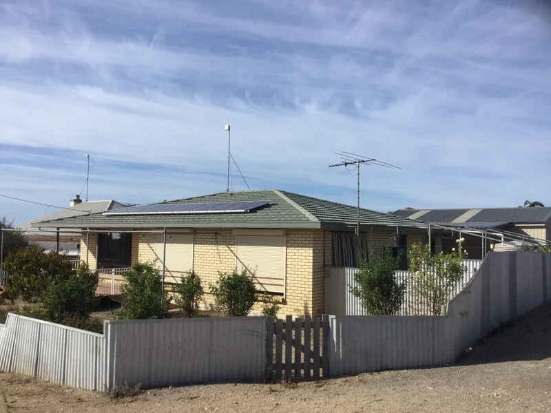 3 Bedroom + Sunroom - Perfect location