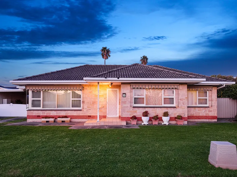 Pretty as a picture, great location to sea and city, so close to shopping and transport - be the envy of your friends