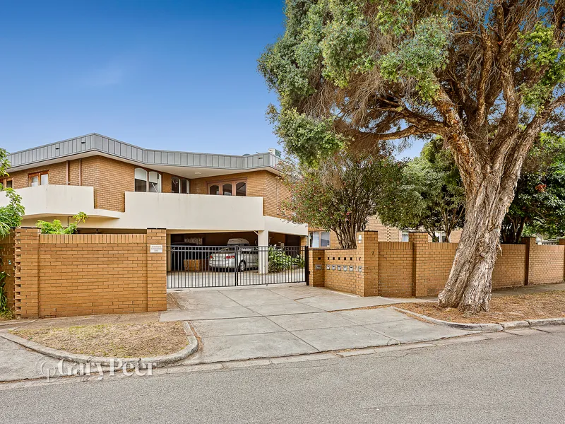 Location, lifestyle & three bedroom layout