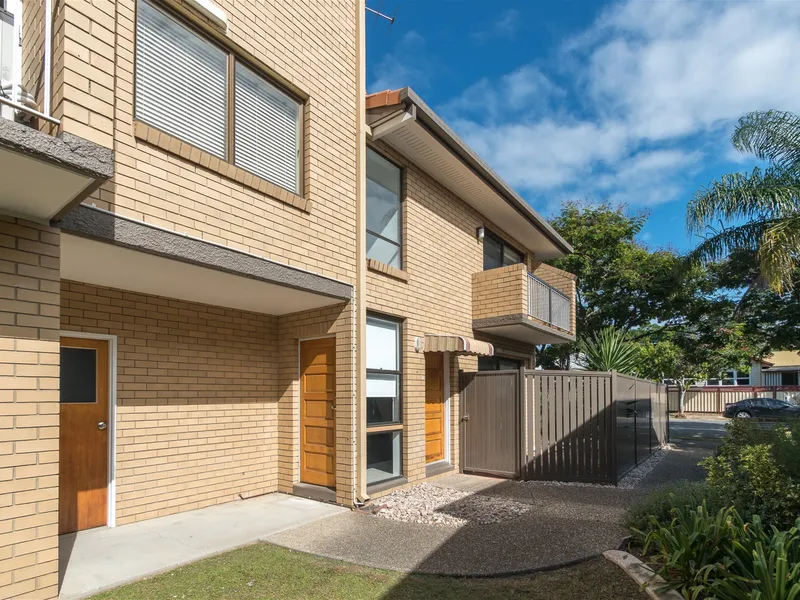 Renovated Open Plan Living In Central Greenslopes
