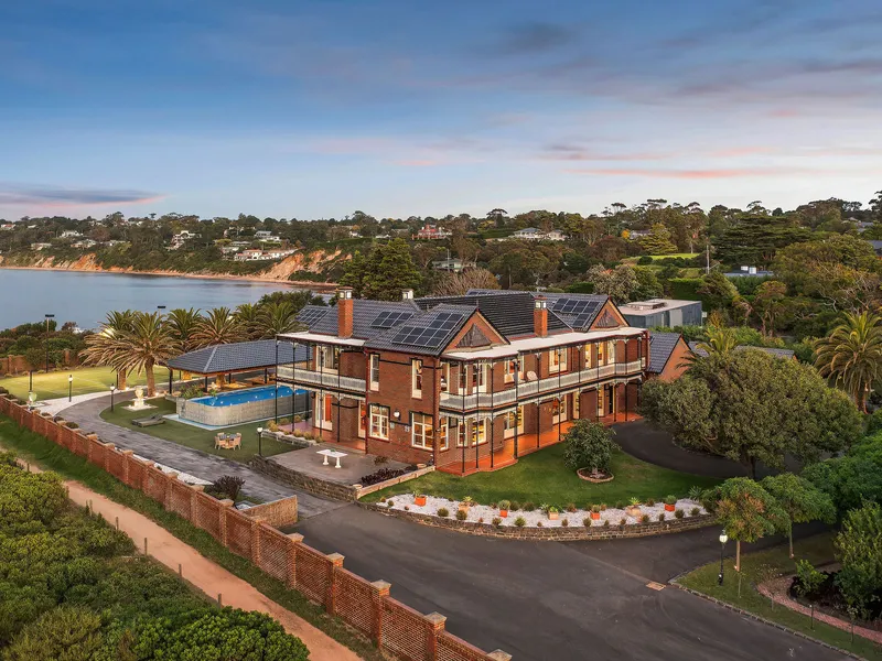 ‘Pelican’: Clifftop Grandeur