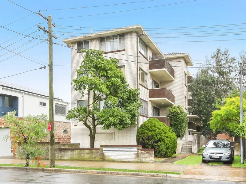 Sunny Two Bedroom Apartment with Lock-Up Garage