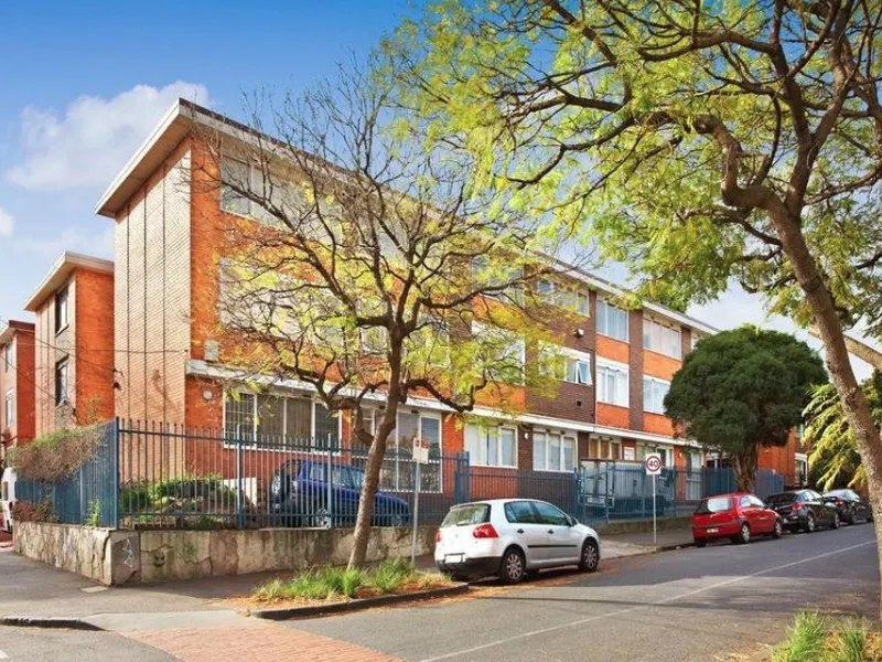 SPACIOUS ONE BEDROOM APARTMENT MOMENTS FROM ACLAND & FITZROY STREETS! | HODGES CAULFIELD