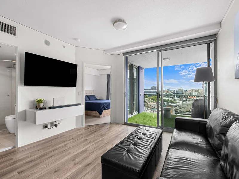 GORGEOUS 1 BEDROOM APARTMENT WITH SWEEPING VIEWS!
