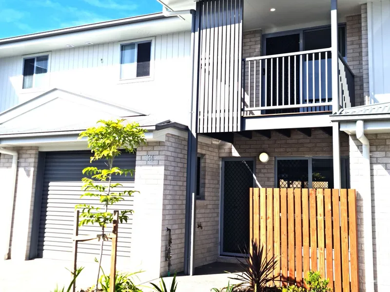 PERFECTLY LOCATED! NEAR NEW 3 BEDROOM 2 BATHROOM TOWNHOUSE WITH DUCTED AIR