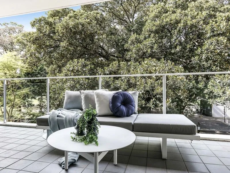 One bedroom apartment within the Morton by the park complex, offering parking & central pool!