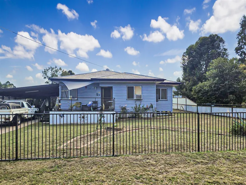 Charming Chinchilla Home: 3 Bed, 1 Bath with Carport & Verandah!