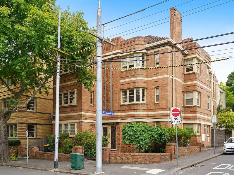 Character Art Deco Studio overlooking Fawkner Park.