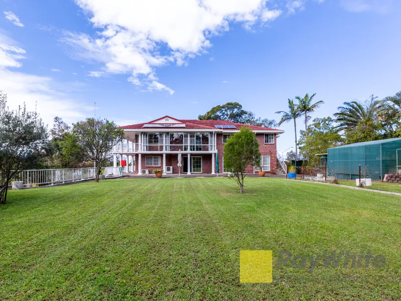 LARGE FAMILY HOME SITUATED ON A 2,500M2 BLOCK IN THE HEART OF ASHMORE