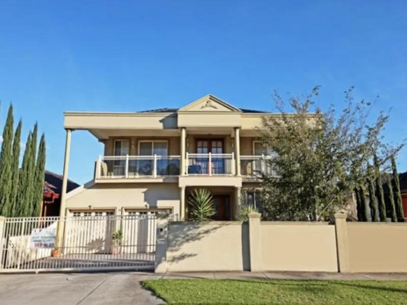LUXURY FAMILY LIVING PLUS BUSINESS SPACE