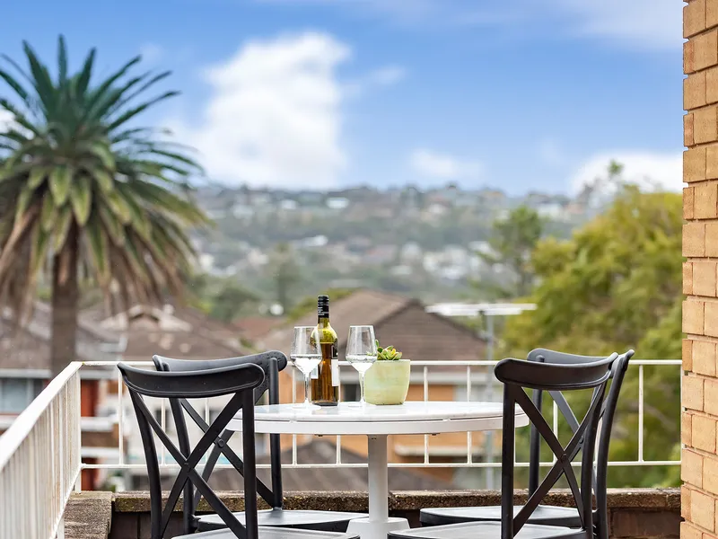 Bright and spacious lifestyle apartment 500m from the beach