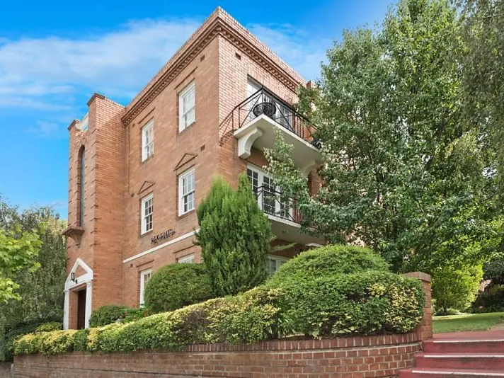 LARGE STUDIO APARTMENT IN THE HEART OF EAST MELBOURNE