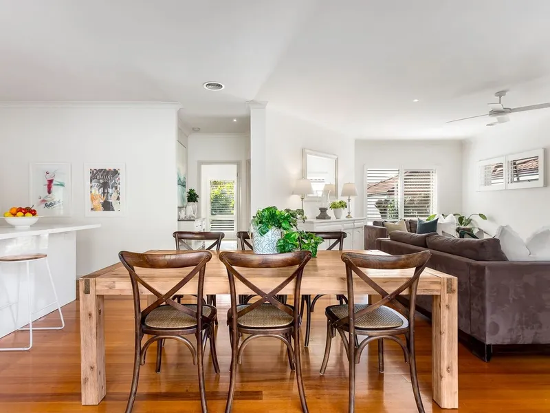 SUNDRENCHED SINGLE LEVEL TOWNHOUSE