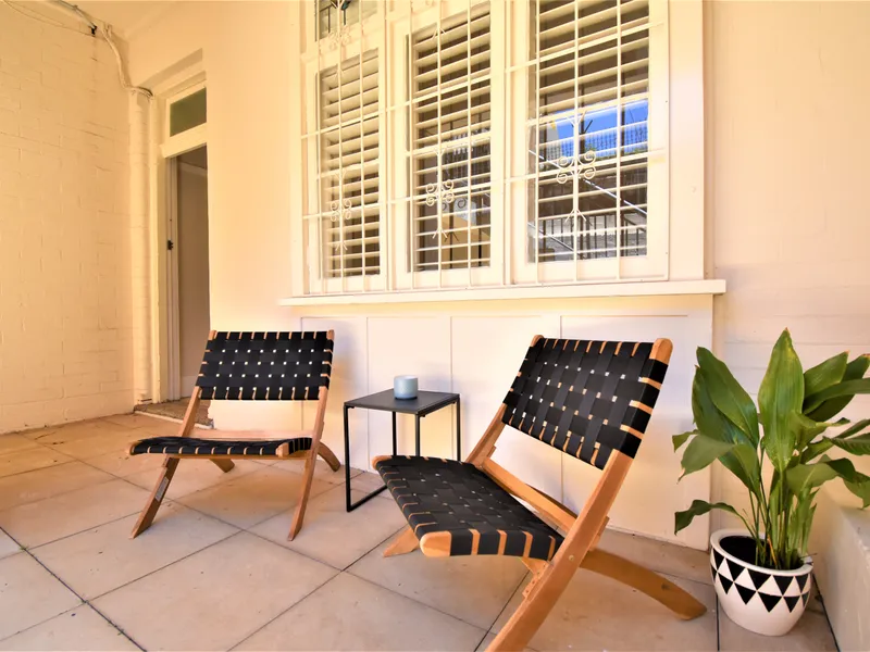Semi Sized Art deco apartment moments to Bondi Junction