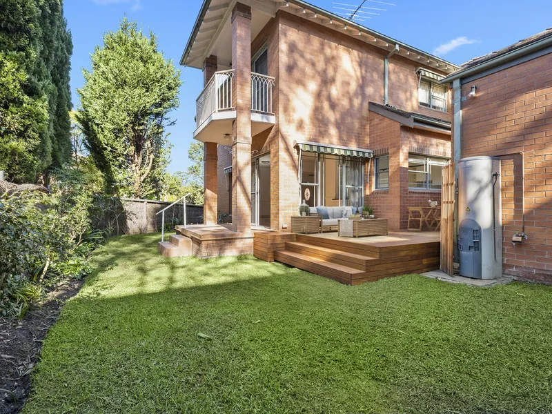 SPACIOUS TOWNHOUSE WITH LARGE COURTYARD - BLUE RIBBON LOCATION (Garden maintenance included)