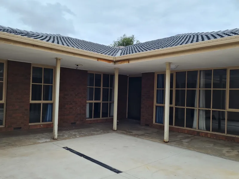 WELL PRESENTED FAMILY HOME!!