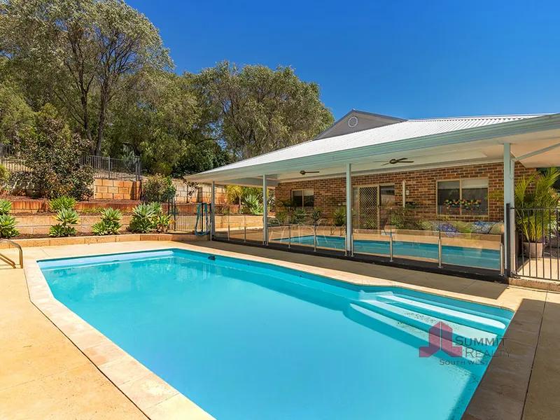 ABSOLUTE PARADISE ON AN ACRE!