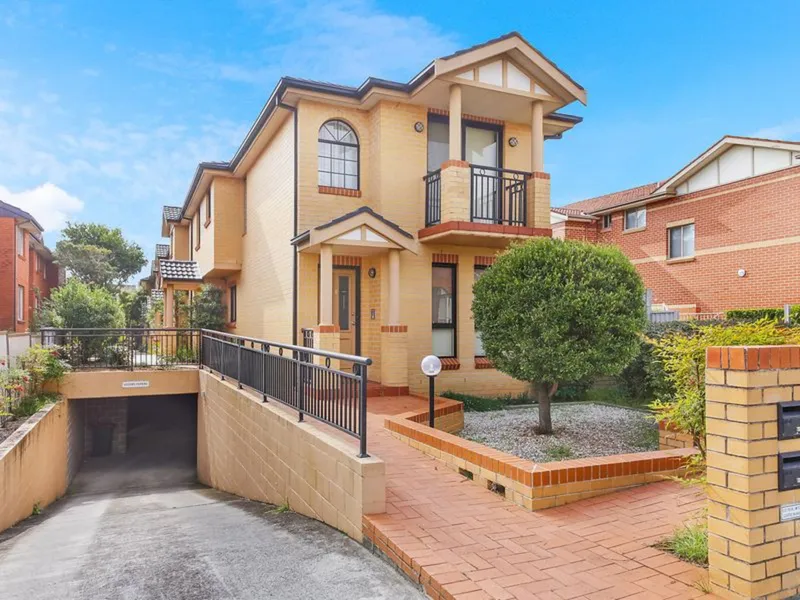 Two Bedroom Townhouse with Secure Parking For Two Cars