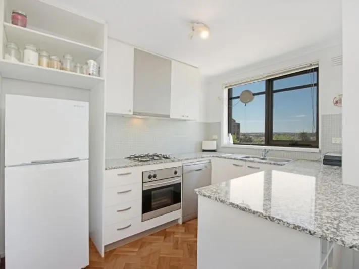 ONE BEDROOM APARTMENT IN RICHMOND HILL!