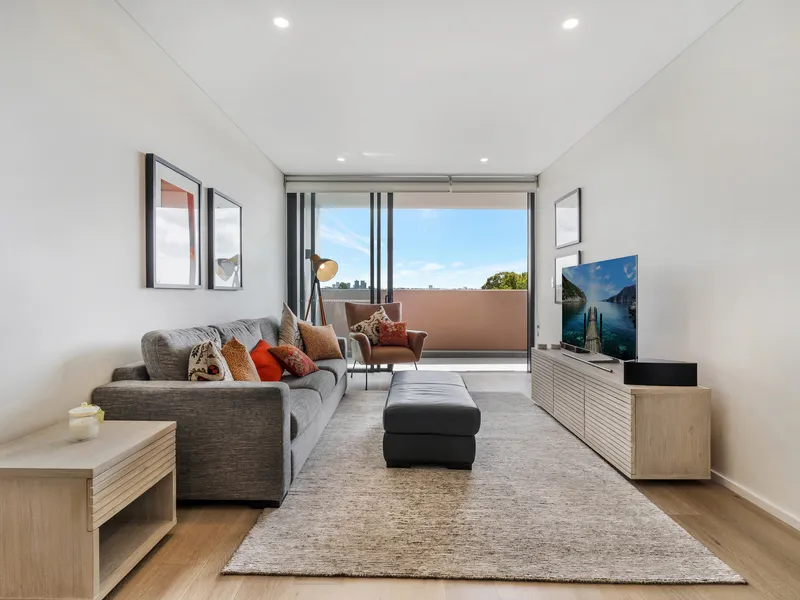 OFFERING OUSTANING CONTEMPORARY INNER-CITY LIVING