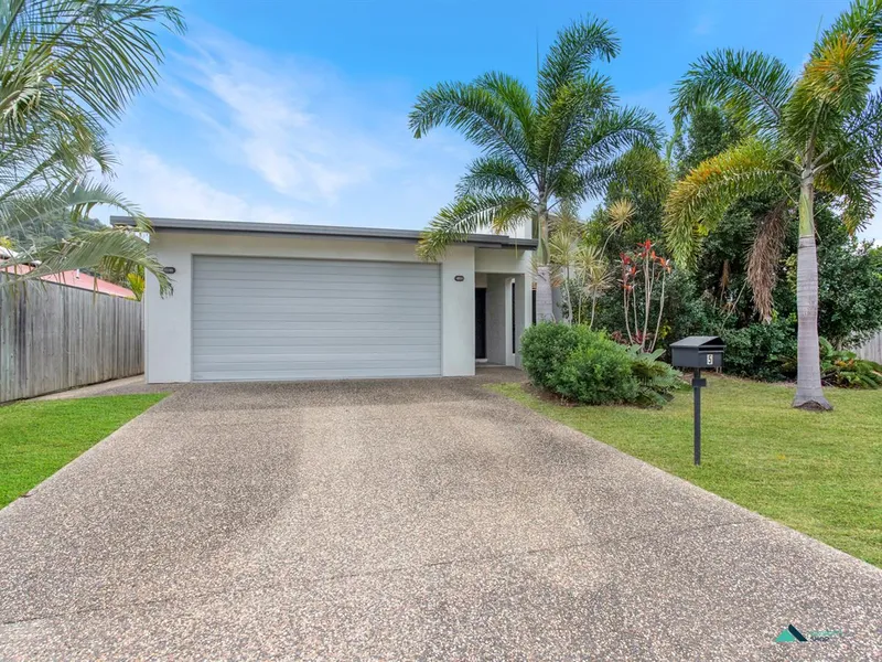 EXECUTIVE HOME IN SOUGHT AFTER HALF MOON BAY ESTATE!