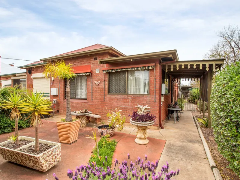 Charming Deco Cottage on a Corner