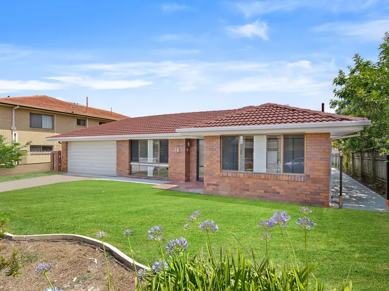 Renovated low set Brick Home - Walk to Westfield Carindale