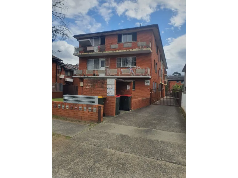 2 BEDROOMS UNIT ON FIRST FLOOR!