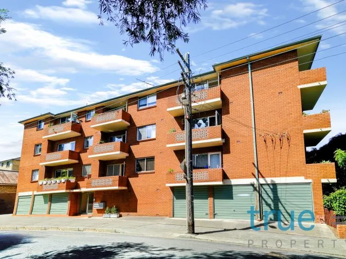 = HOLDING DEPOSIT RECEIVED = IMPRESSIVE TWO BEDROOM APARTMENT IN SOUGHT AFTER LOCATION