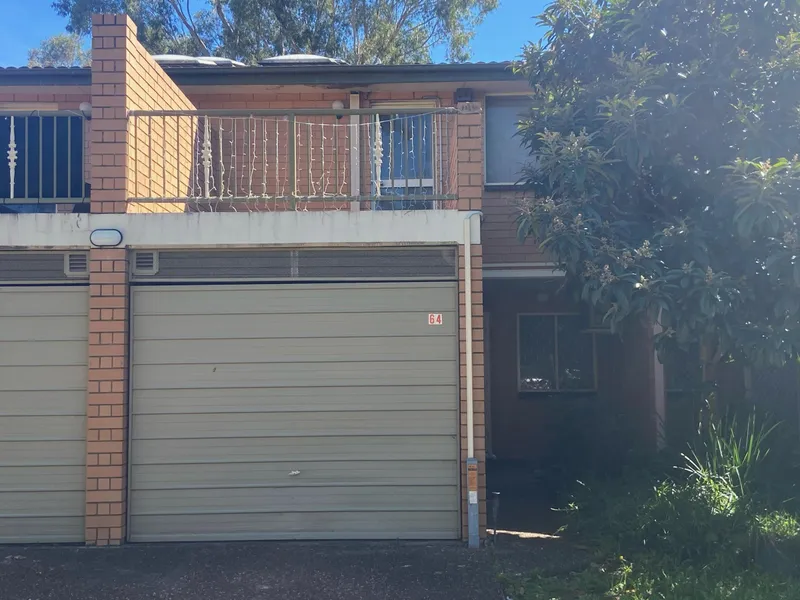 Catchment for sought after schools! Access to Pool and Tennis Courts! Gas Cooking!!