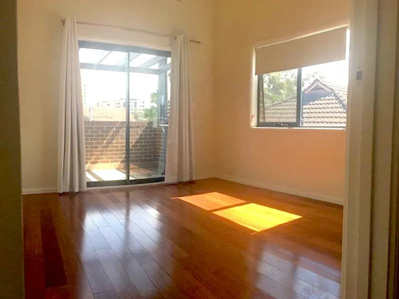 5mins walk to shops Strathfield station Gas Internet electricity paid for by landlord