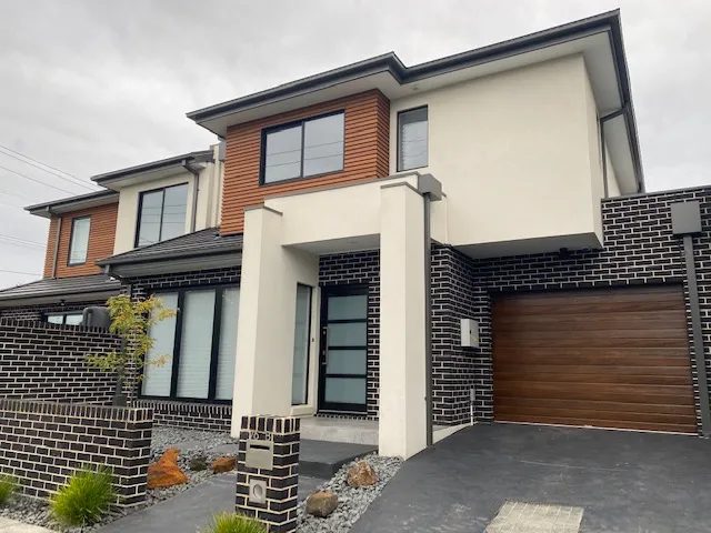 “MODERN TOWN HOUSE WITH OWN STREET FRONTAGE”