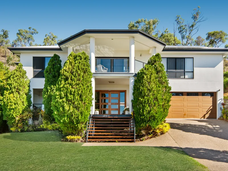 Spacious Gem - Nestled Into The Natural Slopes of Mount Louisa