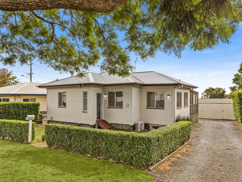 'Louis' - Centenary Heights Cottage - Act Fast!!
