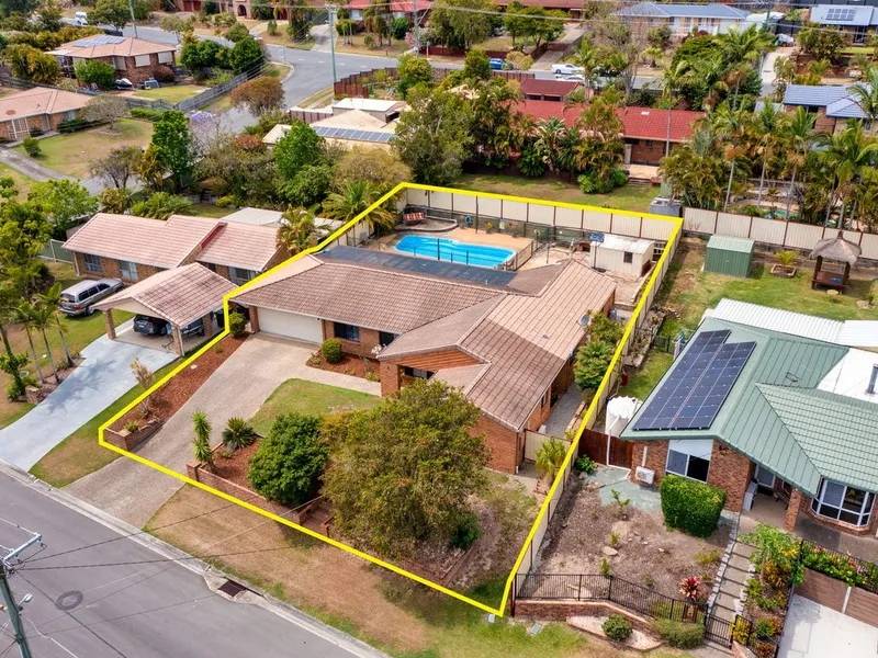 MUST SEE, HUGE 4 BEDROOM FAMILY HOME WITH A POOL!