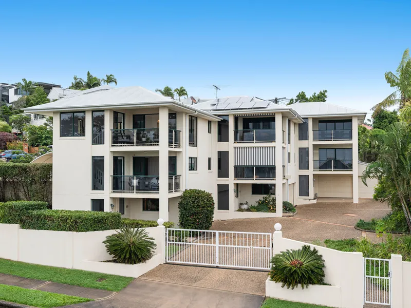 Luxury Townhome Located within Manly Village - Stunning Bay & Marina Views