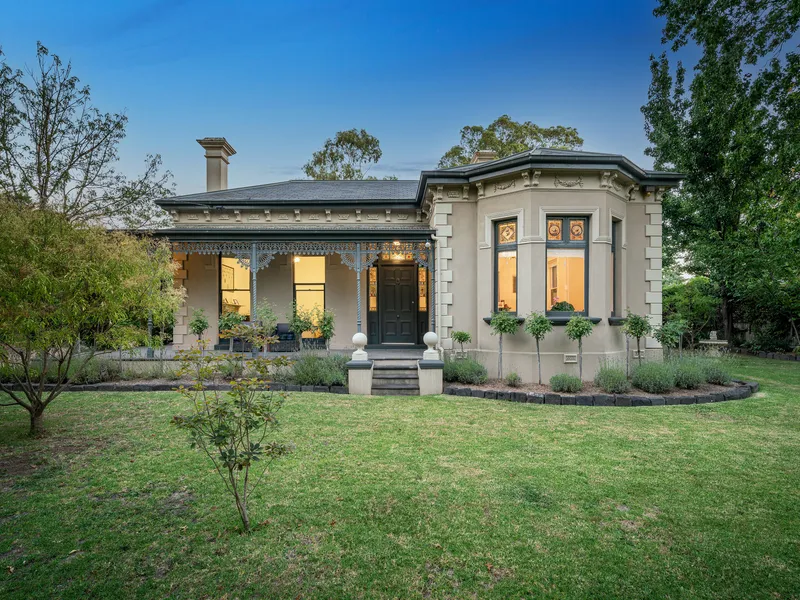 'The Grange' – Landmark Living & Extensive Grounds