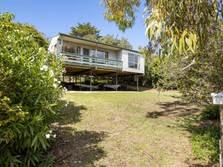 Classic Retro Charmer Close to Beach and Shops!