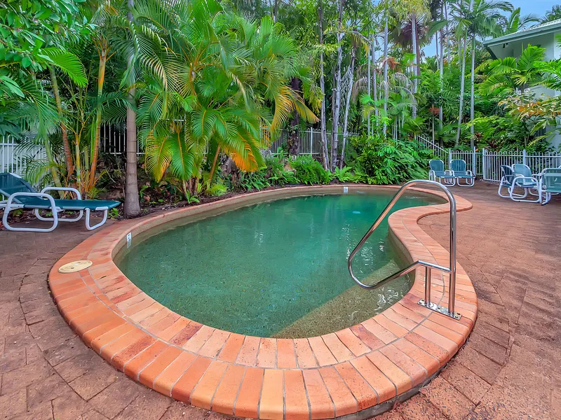 SPACIOUS FULLY FURNISHED FIRST FLOOR APARTMENT, ONE STREET BACK FROM THE BEACH