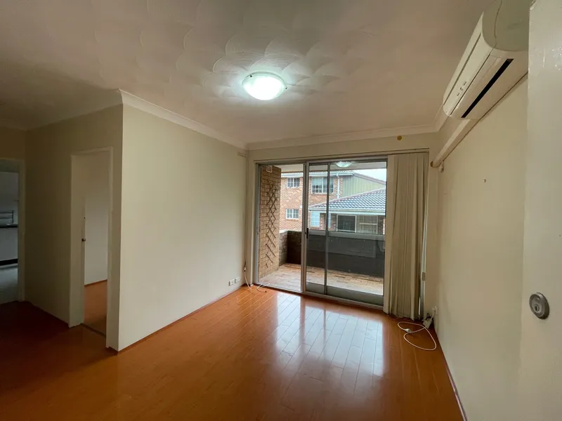 Top Floor Three Bedroom Apartment with floorboards and AC 