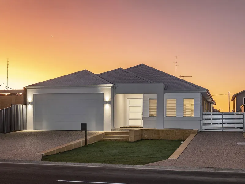 BEACHSIDE BEAUTY - BRING YOUR BOAT AND CARAVAN