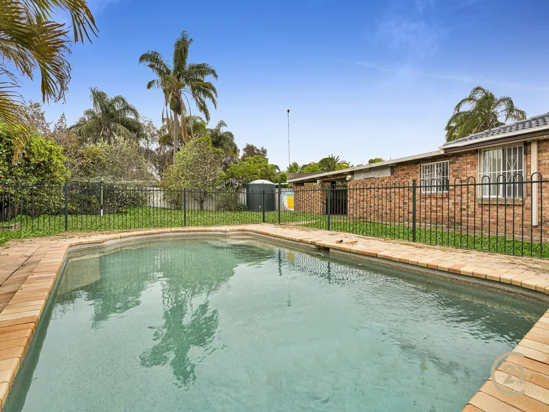 RENOVATED 4 BEDROOM FAMILY HOME SITUATED ON 775 sqm of LAND WITH UNLIMITED POTENTIAL !!!