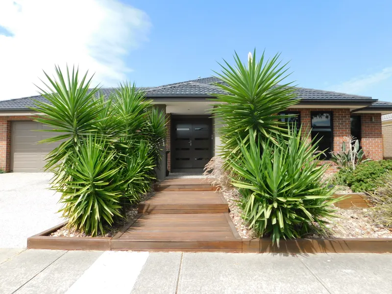 Beautifully Presented Large 4 Bedroom Family Home In Mill Park Lakes