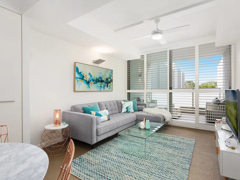SPLIT-LEVEL DESIGNER APARTMENT IN THE HEART OF NEUTRAL BAY VILLAGE
