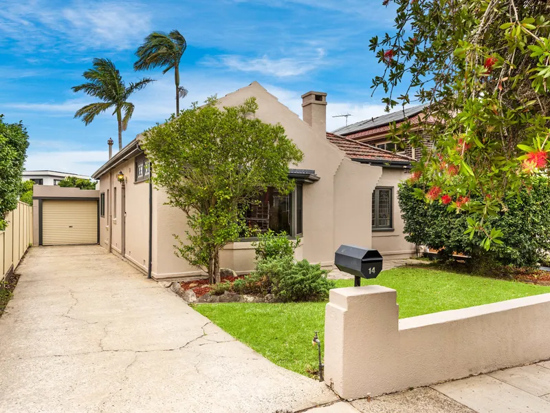 PRIVATE FAMILY HOME WITH CITY GLIMPSES